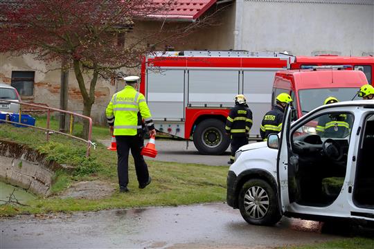 Poštovní auto sjelo v Hřištích do rybníka
